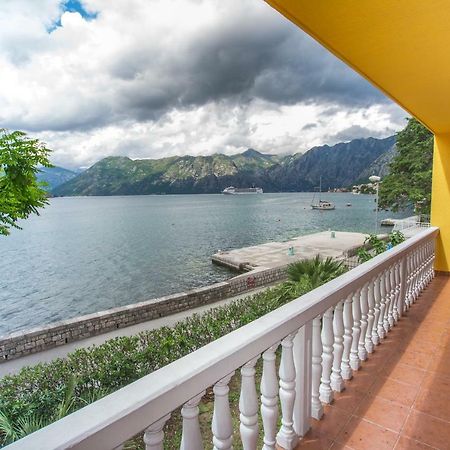 Apartments Beachfront Kotor Ngoại thất bức ảnh