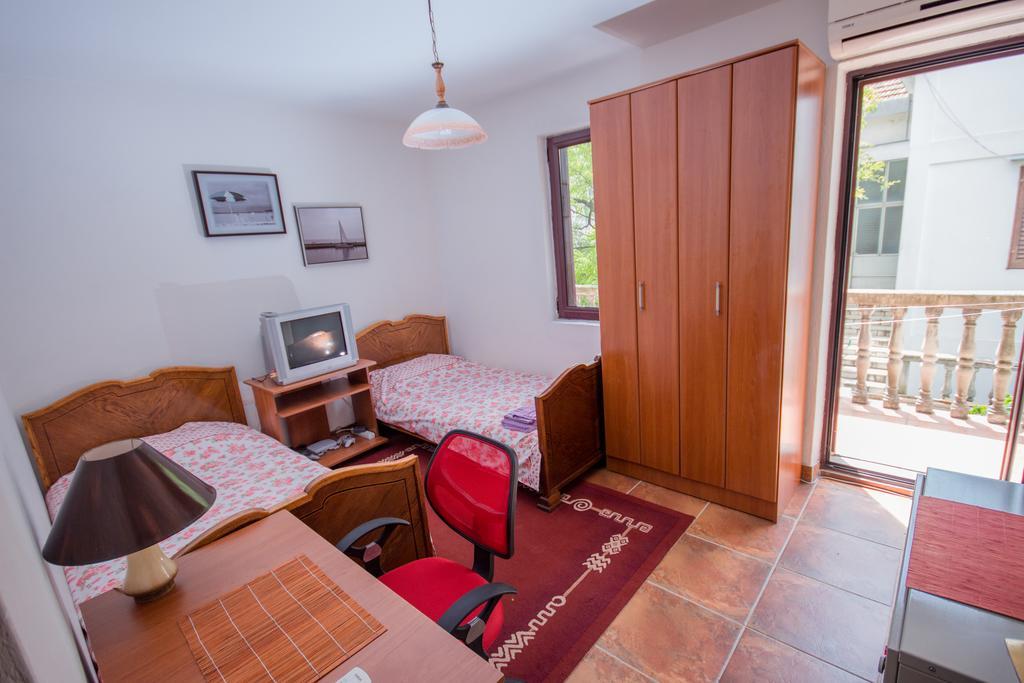 Apartments Beachfront Kotor Ngoại thất bức ảnh