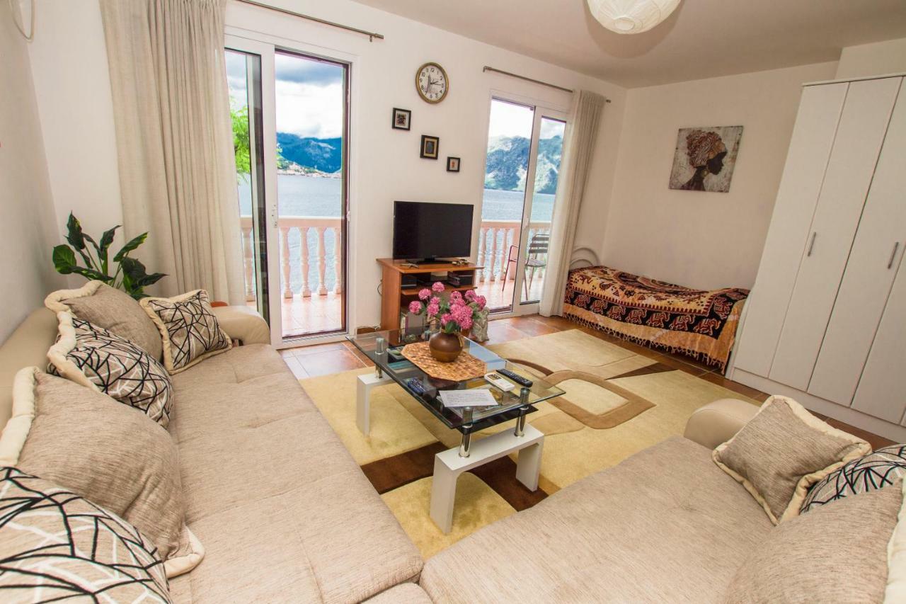 Apartments Beachfront Kotor Ngoại thất bức ảnh