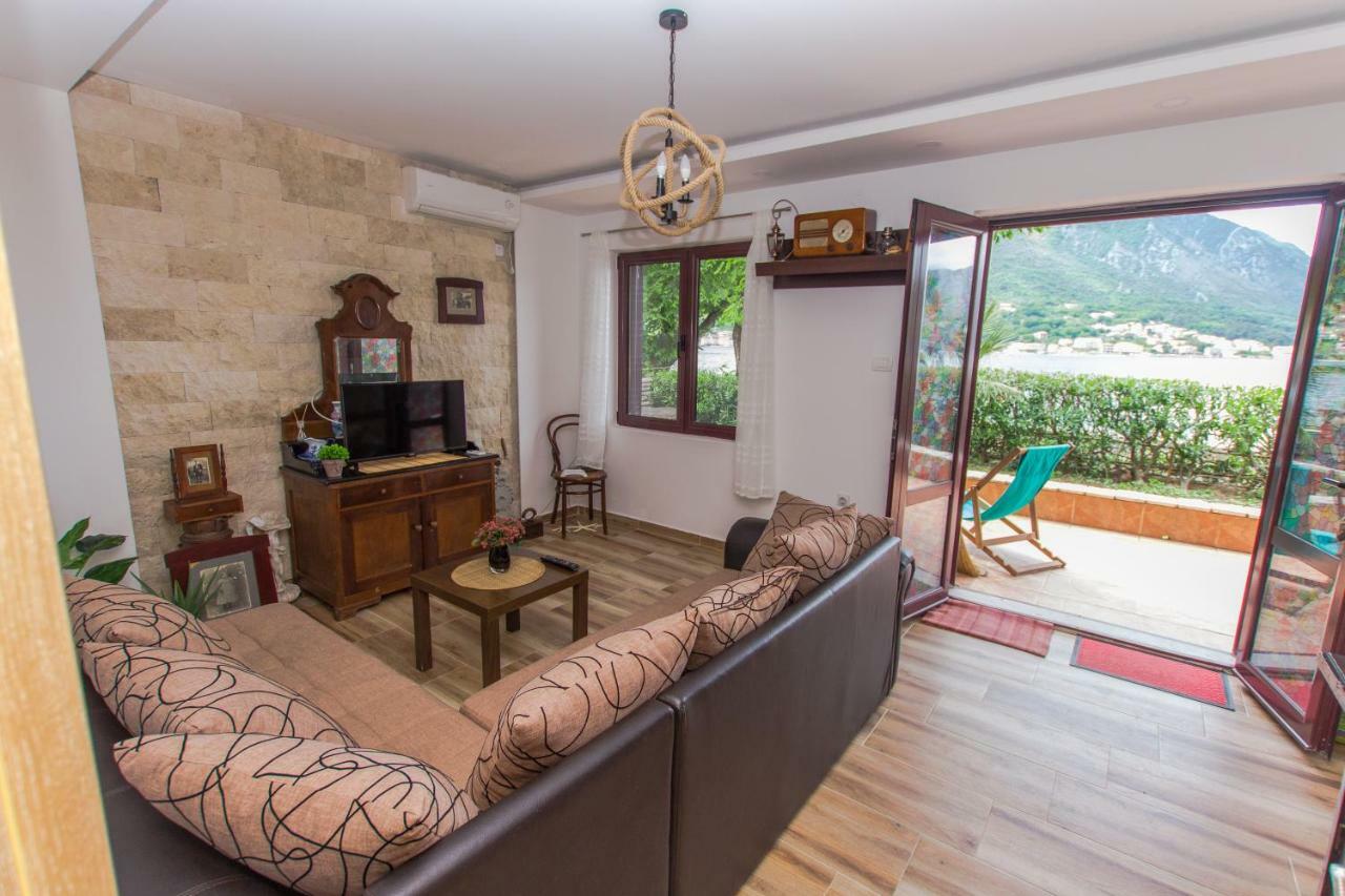 Apartments Beachfront Kotor Ngoại thất bức ảnh